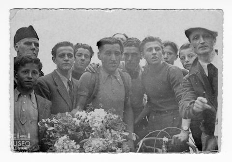 Ritratto di gruppo con il ciclista Giovanni Gotti