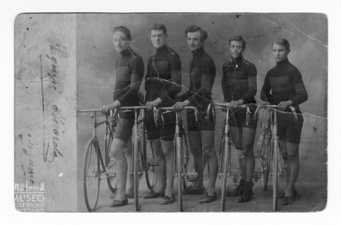 Ritratto di gruppo di cinque ciclisti