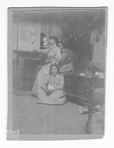 Ritratto di tre donne in ambiente domestico