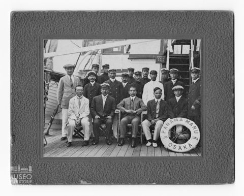 Ritratto di gruppo con uomini della Marina giapponese sulla nave Panama Maru - Osaka