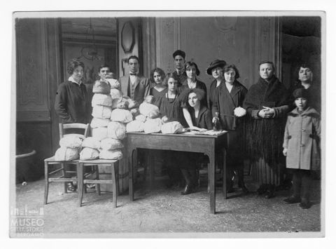 Ritratto di gruppo dell'associazione di raccolta pacchi dono per orfani di guerra