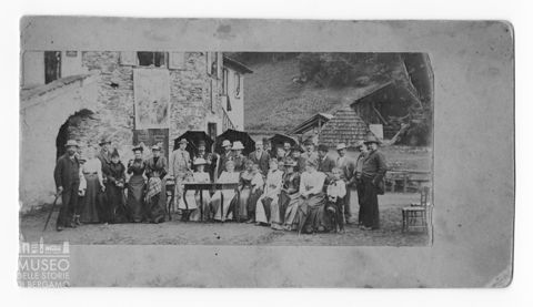 Ritratto di gruppo in ambiente montano