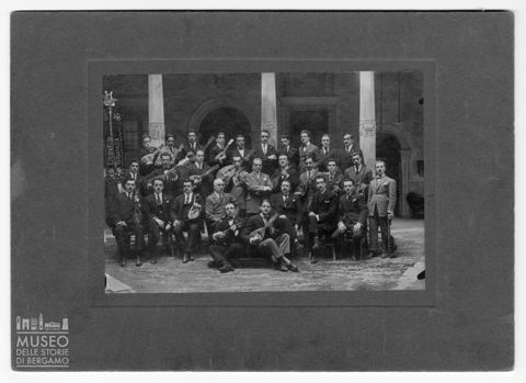 Ritratto di gruppo di una classe dell'Estudiantina Bergamasca