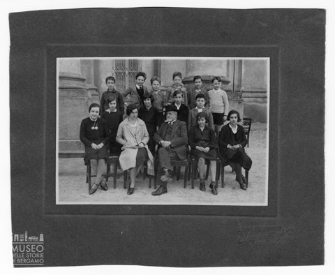 Classe di studenti del ginnasio all'esterno del Liceo Paolo Sarpi con due professori
