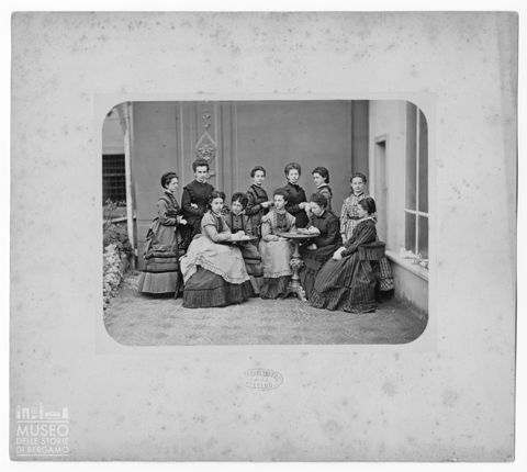 Ritratto di gruppo di giovani donne ritratte in pose diverse