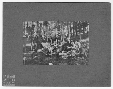 Luigi Pelandi con i dipendenti dell'Istituto Italiano d'Arti Grafiche durante un pic-nic nel bosco