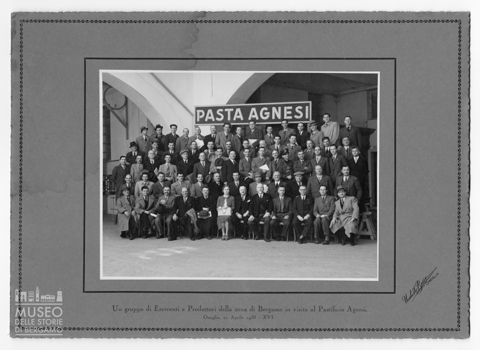 Gruppo di esercenti e produttori bergamaschi in visita al Pastificio Agnesi a Oneglia