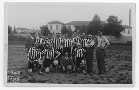 Ritratto di squadra in un campo