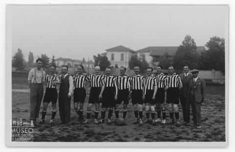 Ritratto di squadra in un campo