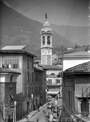 Strada con campanile