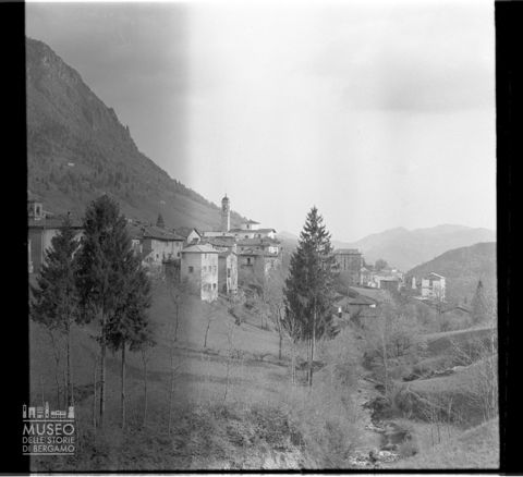 Chiesa e alberi