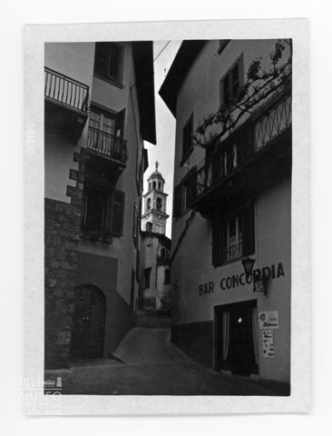 Scorcio con bar concordia e campanile