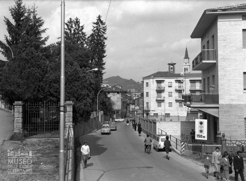 Via Roma con passanti