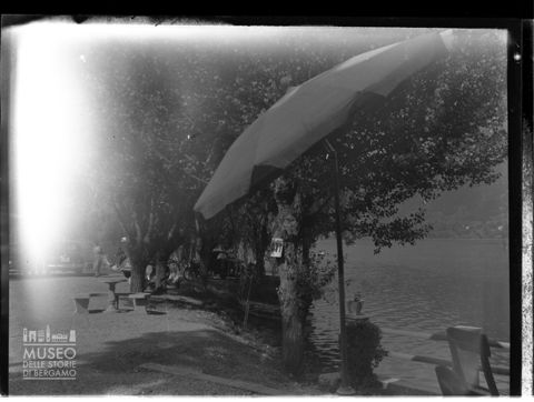 Persone presso un lido