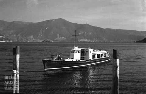 Imbarcazione sul lago