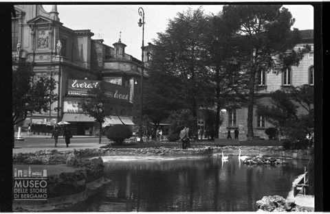 Vasca con cigni e chiesa