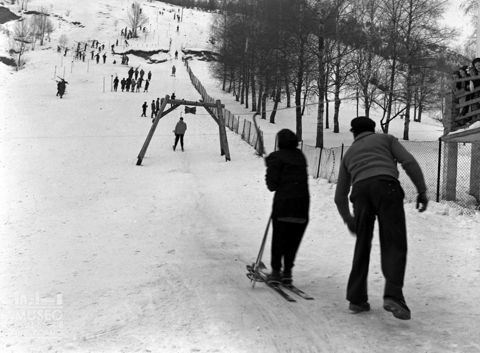 Sciatori e skilift