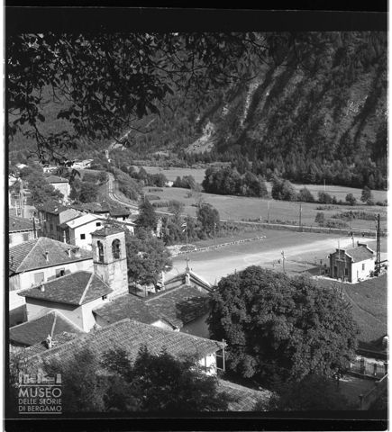 Abitazioni e campo da calcio [3]