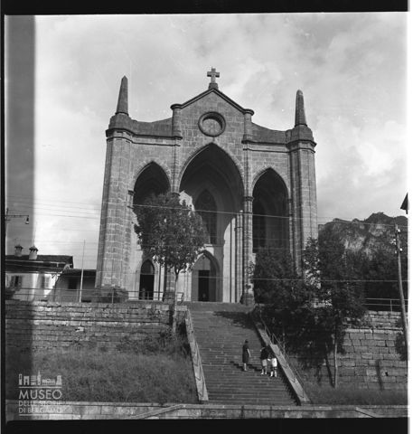Persone presso la chiesa parrocchiale [2]