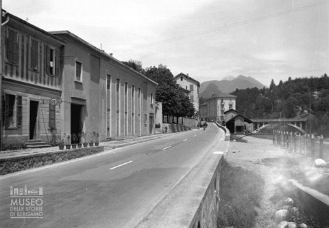 Strada presso il fiume