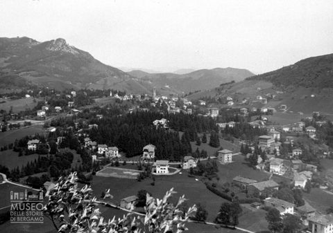 Panorama di Selvino con monti