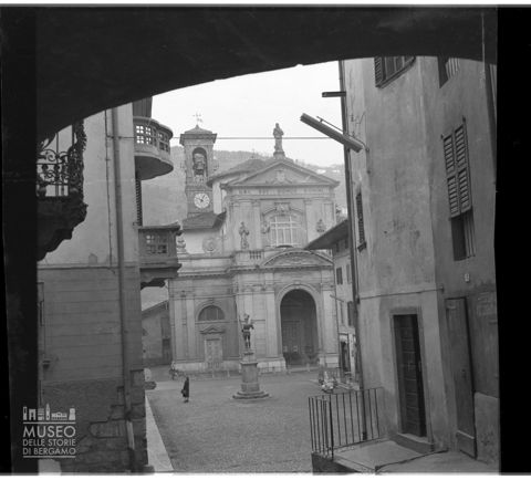 Chiesa parrocchiale e piazza