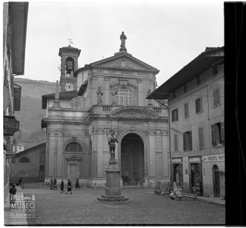 Piazza con statua e chiesa