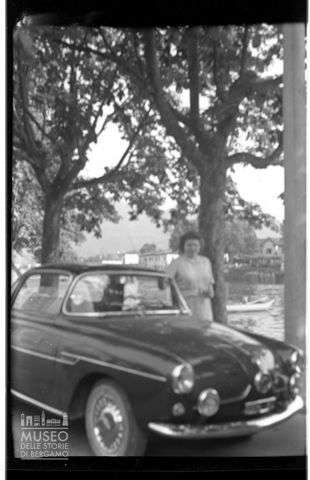 Ritratto di donna con automobile