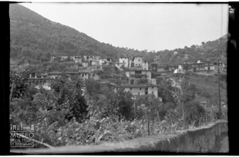 Colle con abitazioni