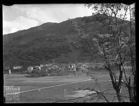 Veduta con campo di calcio