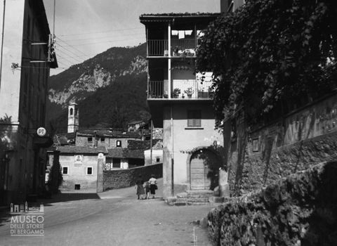 Scorcio con passanti