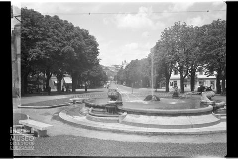 Piazza con fontana