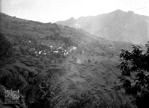 Gerosa, veduta con monti