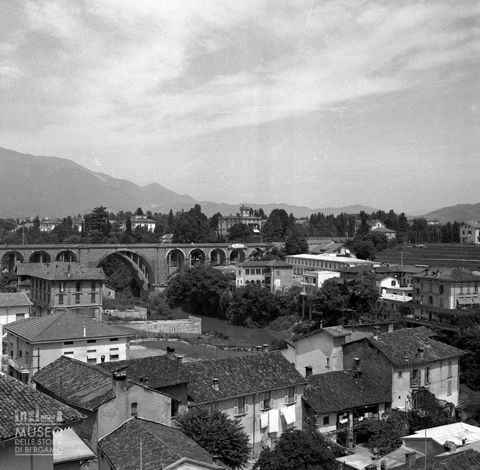 Panorama con ponte ferroviario