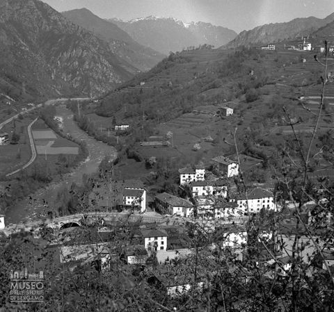 Panorama con fiume e monti