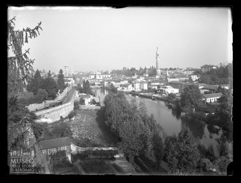 Fiume Oglio e centro abitato