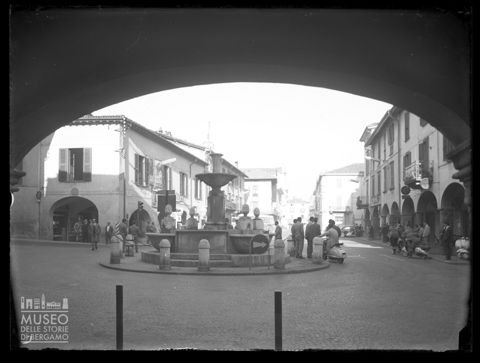 Piazza con fontana