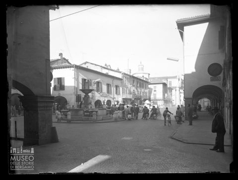 Uomini in una piazza