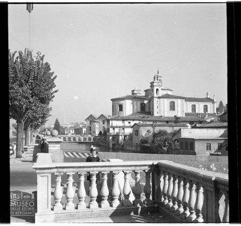 Lungofiume e chiesa parrocchiale