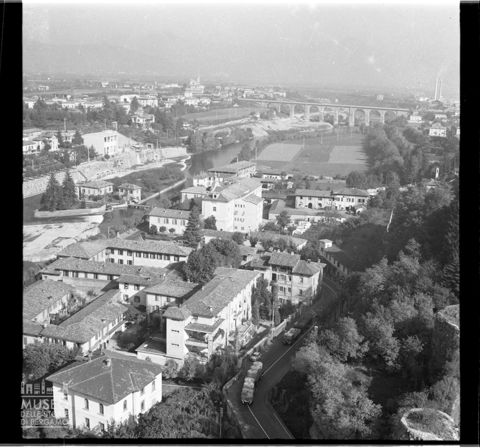 Panorama con fiume e ospedale