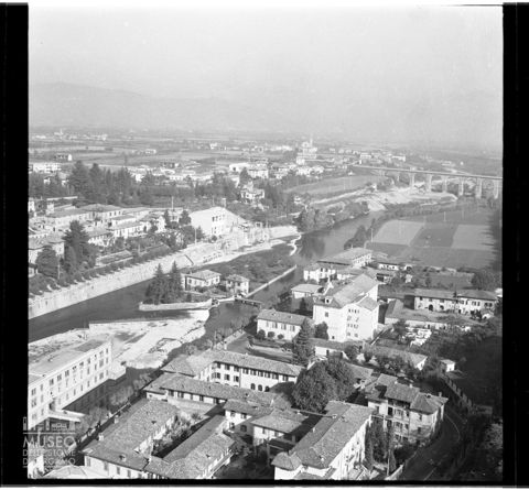 Veduta con fiume e ospedale