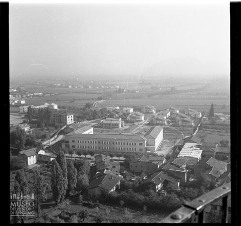 Veduta con edificio scolastico