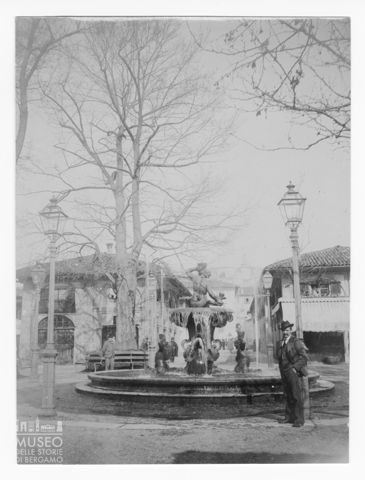 Il centro della Fiera con la fontana del Caniana