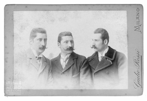 Ritratto di gruppo di tre uomini