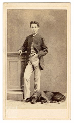 Ritratto di giovane uomo con cane