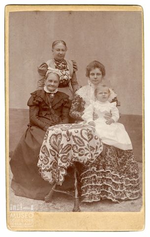 Ritratto di gruppo di donne