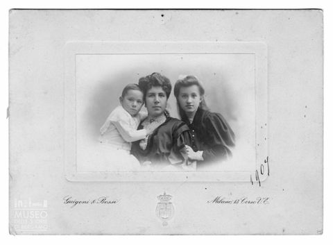 Ritratto di donna con due bambine