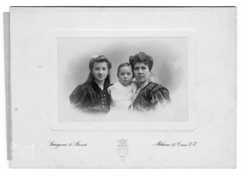 Ritratto di donna con due bambine