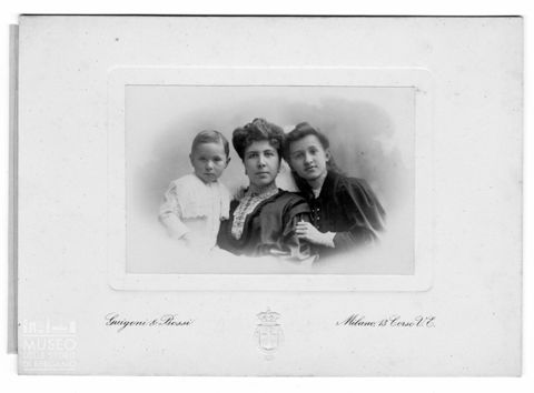 Ritratto di donna con due bambine