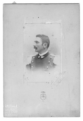 Ritratto di Aristide Isacchi in abiti militari di profilo